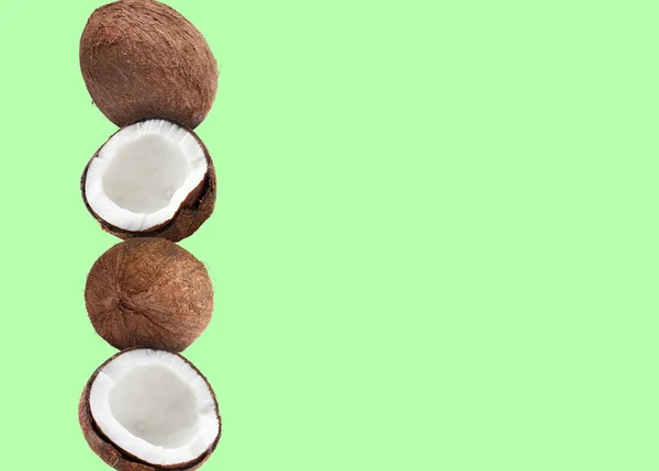 Stapel Verse Kokosnoten Lichtgroene Achtergrond Ruimte Voor Tekst — Stockfoto