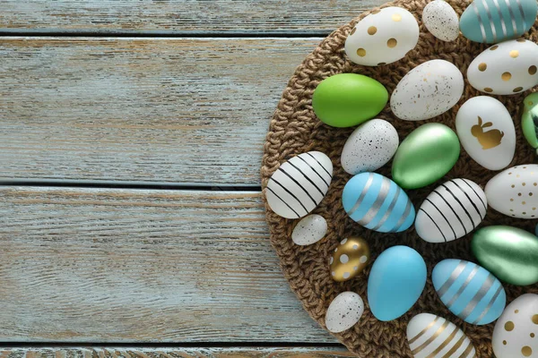 Ahşap Masanın Üstünde Bir Sürü Güzel Paskalya Yumurtası Üst Manzara — Stok fotoğraf