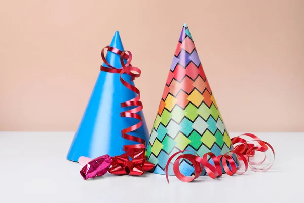 Красочные Шляпы Вечеринок Стримеры Воздуходувка Белом Столе День Рождения — стоковое фото