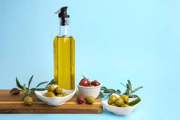 浅蓝色背景的油瓶 橄榄和树枝 文字空间 — 图库照片