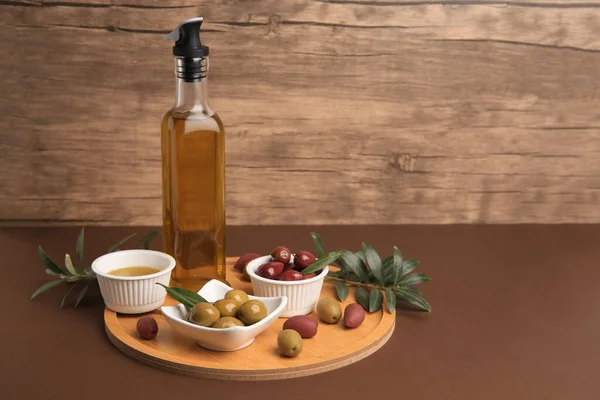 褐色桌子上的油 橄榄和树枝 文字空间 — 图库照片