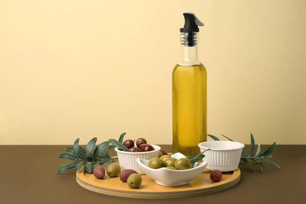 棕色桌子上的油 橄榄和树枝 — 图库照片