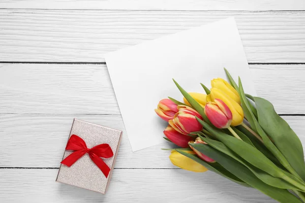 Tulpenstrauß Leeres Blatt Papier Und Geschenkschachtel Auf Weißem Holztisch Flach — Stockfoto