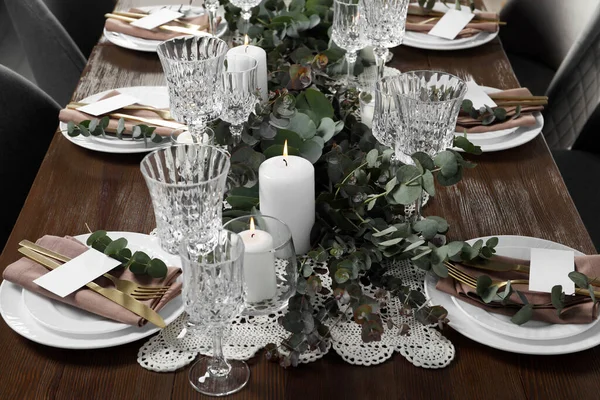 Luxus Asztal Beállítás Gyönyörű Dekorációval Üres Kártyákkal Ünnepi Vacsora — Stock Fotó