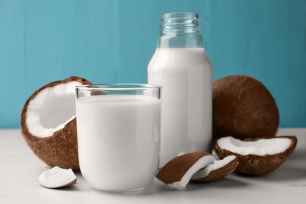 Склянка Пляшка Смачного Веганського Молока Кокосами Білому Мармуровому Столі — стокове фото