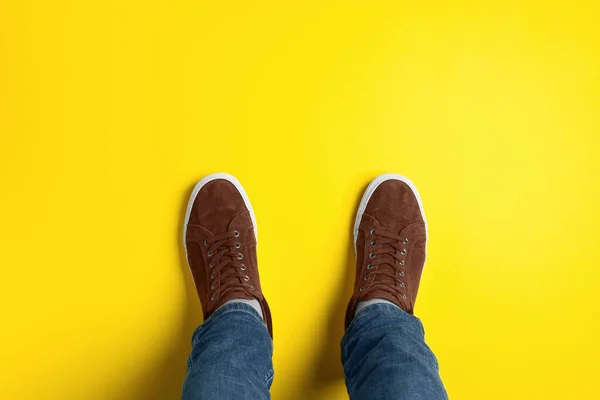 Man Stylish Sneakers Standing Yellow Background Top View — Stock Photo, Image