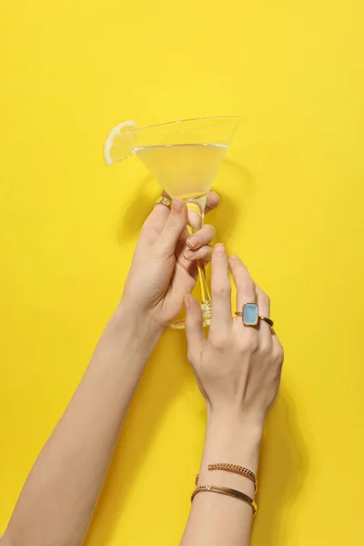Mujer Sosteniendo Vaso Martini Refrescante Cóctel Con Rodaja Limón Sobre —  Fotos de Stock
