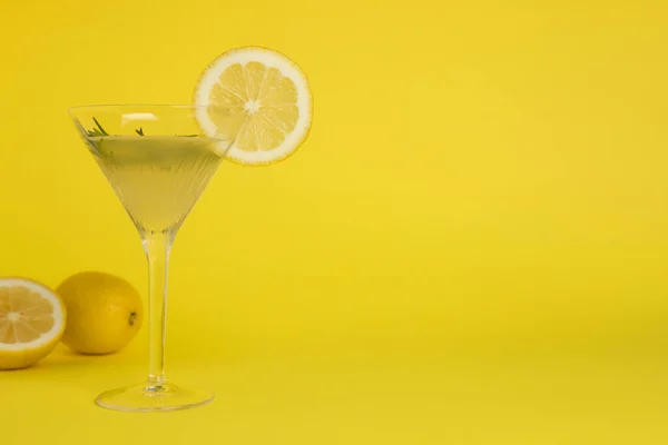 Martini Glas Verfrissende Cocktail Met Citroenschijfje Rozemarijn Fruit Gele Achtergrond — Stockfoto