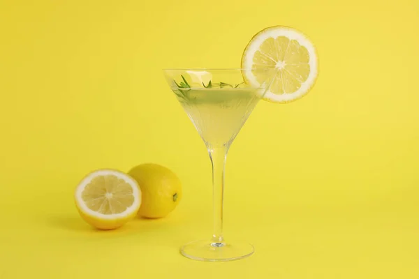 Copo Martini Refrescante Coquetel Com Limão Alecrim Frutas Fundo Amarelo — Fotografia de Stock