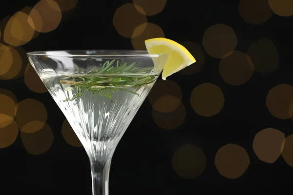 Copo Martini Cocktail Refrescante Com Fatia Limão Alecrim Contra Luzes — Fotografia de Stock