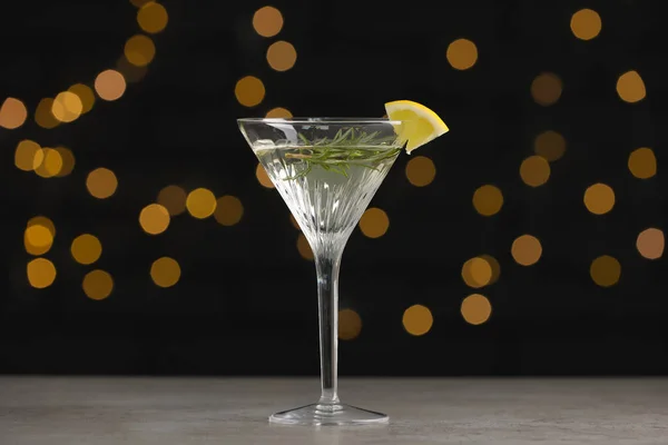 Copo Martini Refrescante Coquetel Com Fatia Limão Alecrim Sobre Mesa — Fotografia de Stock