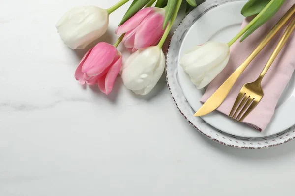 Stilvolle Tischdekoration Mit Besteck Und Tulpen Auf Weißem Marmorhintergrund Flach — Stockfoto
