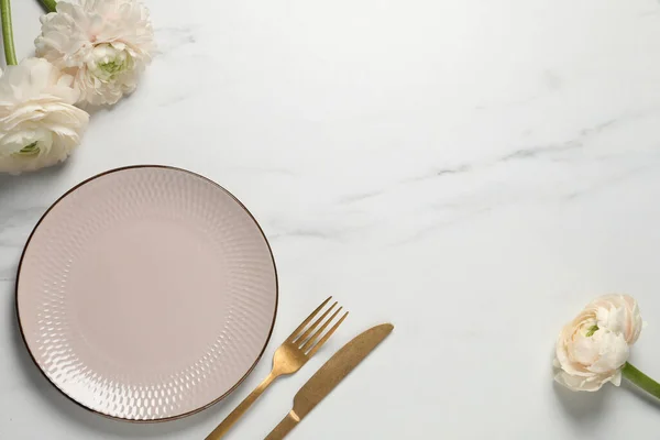 Elegante Tavolo Con Posate Fiori Sfondo Marmo Bianco Posa Piatta — Foto Stock