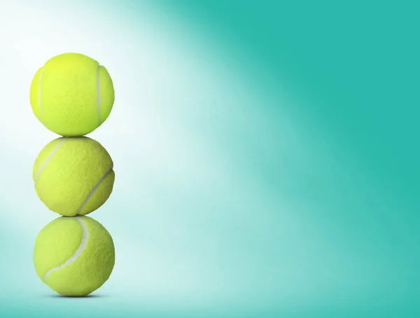 Stapel Von Tennisbällen Auf Türkisfarbenem Hintergrund Raum Für Text — Stockfoto