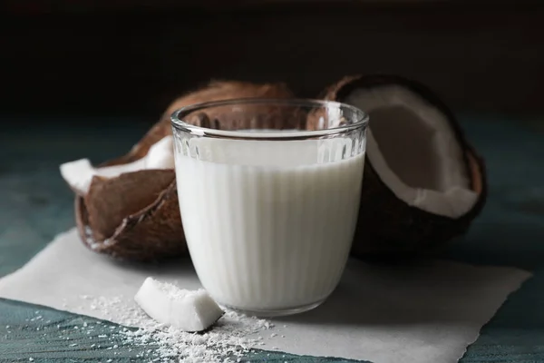 Склянка Смачного Кокосового Молока Пластівці Горіхи Дерев Яному Столі — стокове фото