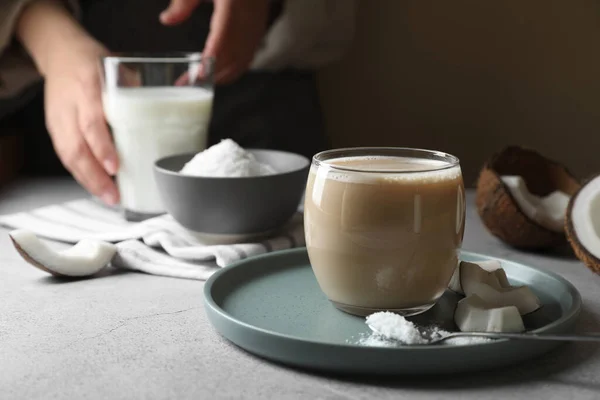 Ποτήρι Καφέ Γάλα Καρύδας Κομμάτια Και Νιφάδες Ανοιχτό Γκρι Τραπέζι — Φωτογραφία Αρχείου