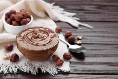 Lezzetli çikolata ezmesi ve ahşap masada fındıklı kase. Metin için boşluk