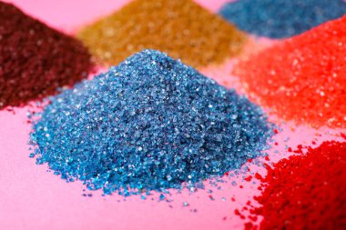 Pembe arka planda bir sürü parlak gıda boyası, yakın plan.