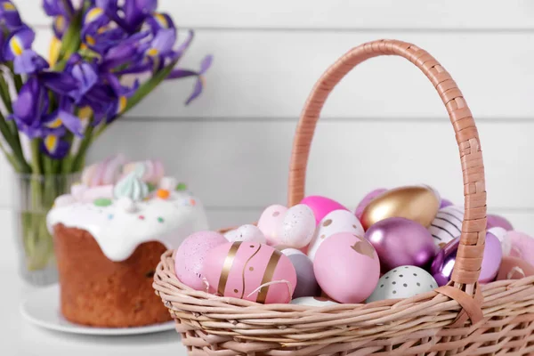 Kutlama Sepeti Beyaz Masada Süslü Paskalya Yumurtaları Yakın Plan — Stok fotoğraf