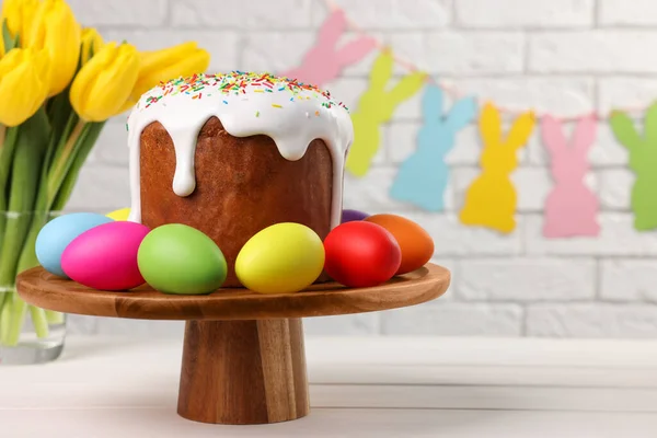 站在白色木制桌子上 放上美味的复活节蛋糕和装饰过的鸡蛋 案文的篇幅 — 图库照片
