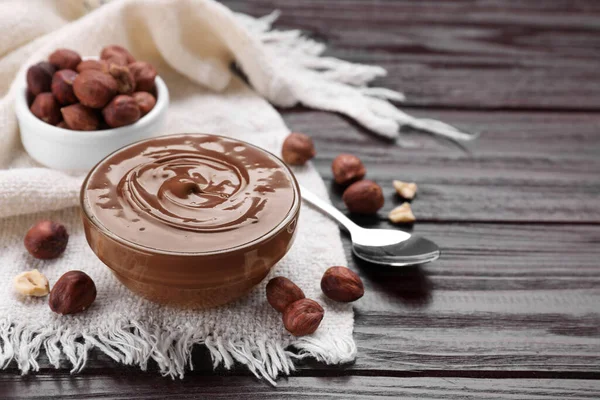 Lezzetli çikolata ezmesi ve ahşap masada fındıklı kase. Metin için boşluk