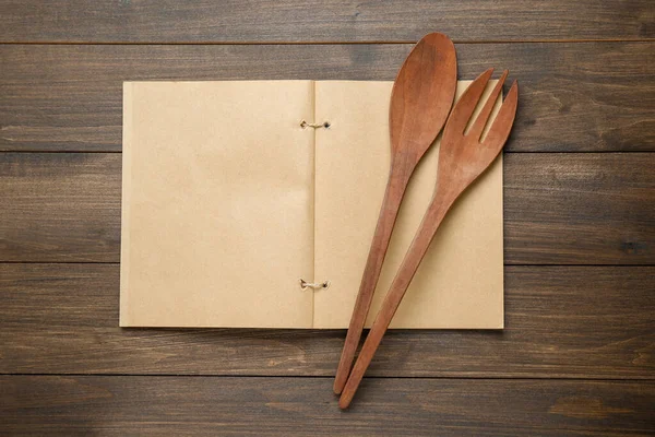 Libro Recetas Blanco Utensilios Cocina Mesa Madera Puesta Plana Espacio — Foto de Stock