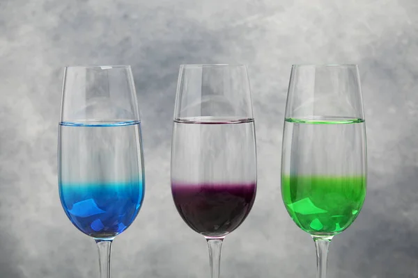 Bicchieri Con Coloranti Alimentari Liquidi Diversi Fondo Grigio Chiaro — Foto Stock