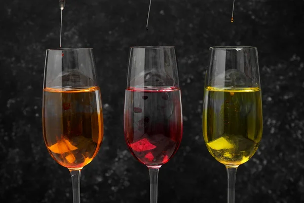 Diversi Coloranti Alimentari Versando Bicchieri Sfondo Grigio — Foto Stock