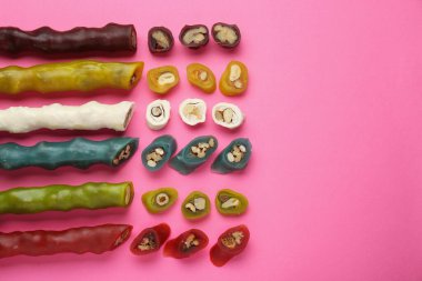 Pembe arka planda bir sürü lezzetli kilise kilisesi var. Metin için boşluk