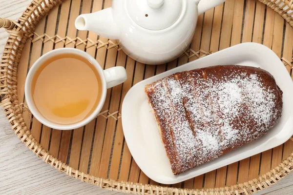 Köstlicher Hefeteig Kuchen Und Tee Auf Weidenblech Von Oben — Stockfoto