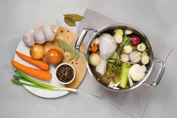 Maceta Diferentes Ingredientes Para Cocinar Sabroso Caldo Mesa Gris Claro — Foto de Stock