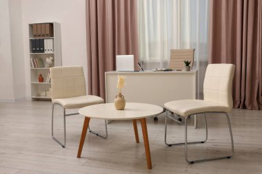 Rahat bekleme salonu ve resepsiyonu olan modern bir ofis. İç tasarım