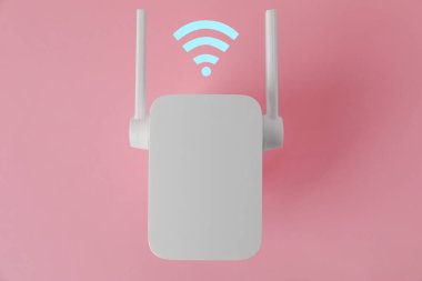 Pembe arka planda yeni modern yineleyici ve Wi-Fi sembolü