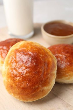 Ahşap masada taze pişmiş soda, çörekler, yakın plan.