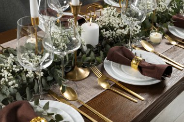 Şenlikli akşam yemeği için şık bir masa.