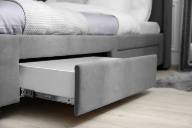 Modern yatak odasındaki yatak için depolama çekmecesi