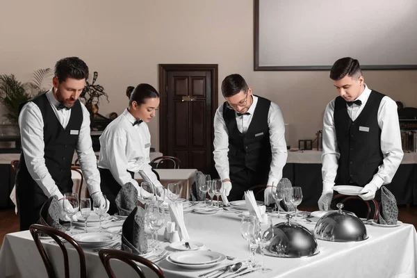 Tafel Dekken Tijdens Professionele Butlercursussen Restaurant — Stockfoto