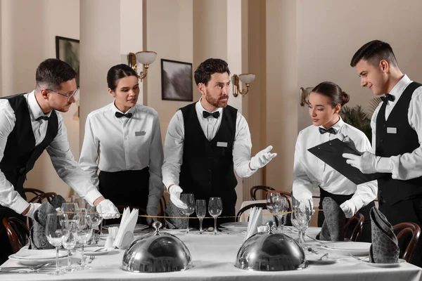 Tafel Dekken Tijdens Professionele Butlercursussen Restaurant — Stockfoto