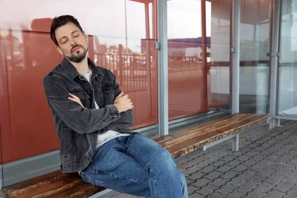 Zmęczony Człowiek Śpiący Przystanku Komunikacji Miejskiej Świeżym Powietrzu — Zdjęcie stockowe