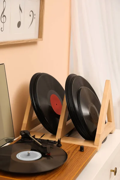 室内近くの白い木製の引き出しのドレッサーのビニールレコードとプレーヤー — ストック写真