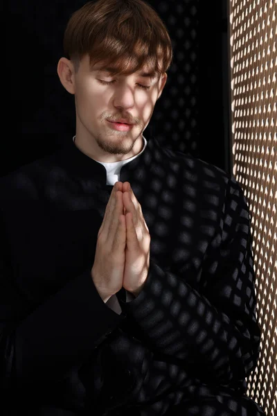 Katholieke Priester Biddend Bij Houten Raam Biechtstoel — Stockfoto