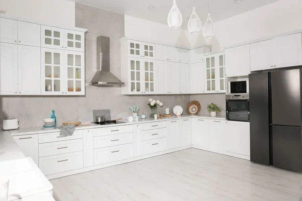 Belo Interior Cozinha Com Mobiliário Moderno Elegante — Fotografia de Stock