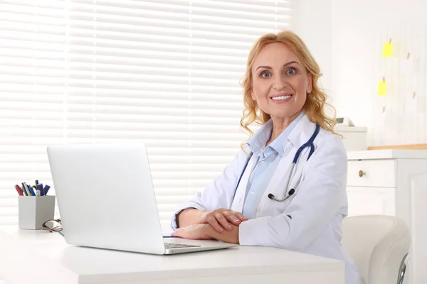 Läkare Med Laptop Och Stetoskop Arbetsplatsen Kliniken Onlinemedicinskt Koncept — Stockfoto