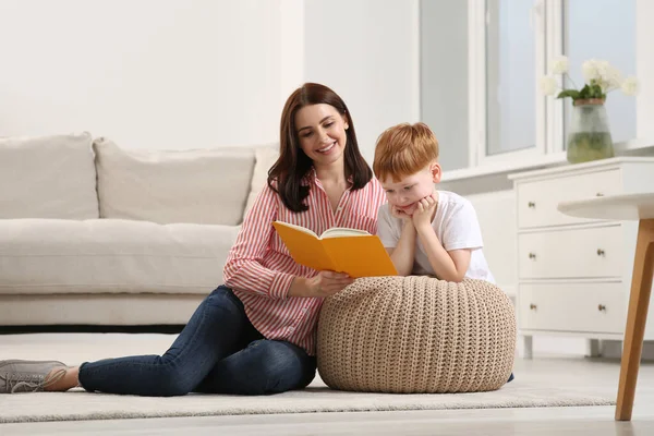 Feliz Madre Leyendo Libro Con Hijo Casa —  Fotos de Stock