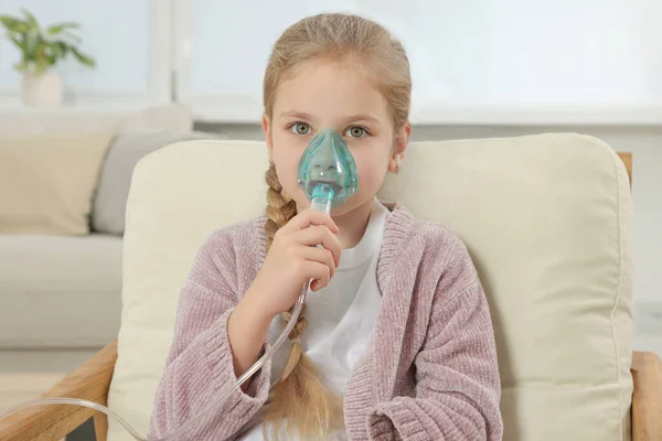 Petite Fille Utilisant Nébuliseur Pour Inhalation Dans Fauteuil Maison — Photo