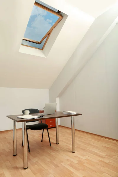 Locul Muncă Elegant Laptop Documente Camera Mansardă Design Interior — Fotografie, imagine de stoc