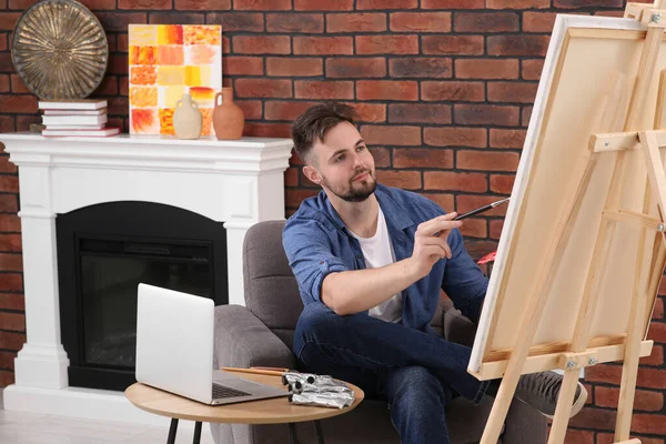 Мужчина Учится Рисовать Помощью Онлайн Курса Ноутбуке Дома Время Хобби — стоковое фото