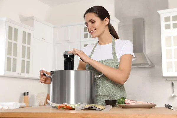 Mutfaktaki Masada Termal Daldırma Tirajı Kullanan Bir Kadın Sos Vide — Stok fotoğraf