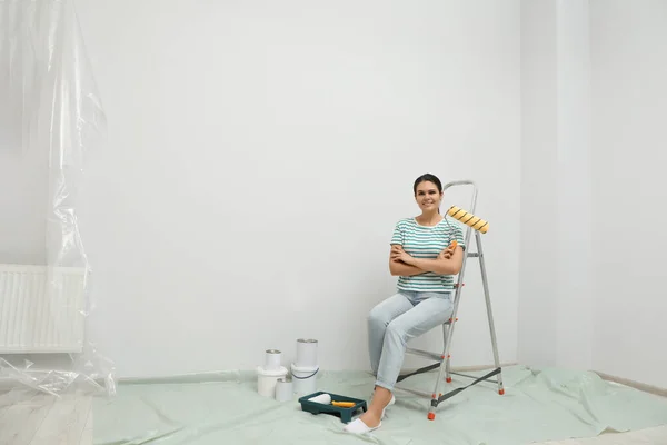 Mujer Con Pincel Rodillo Pintura Sentada Escalera Plegable Metálica Interior — Foto de Stock