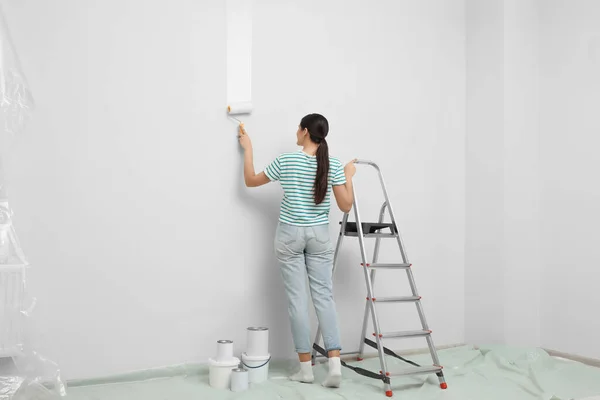 Mujer Cerca Escalera Plegable Metálica Pared Pintura Interior Vista Trasera — Foto de Stock